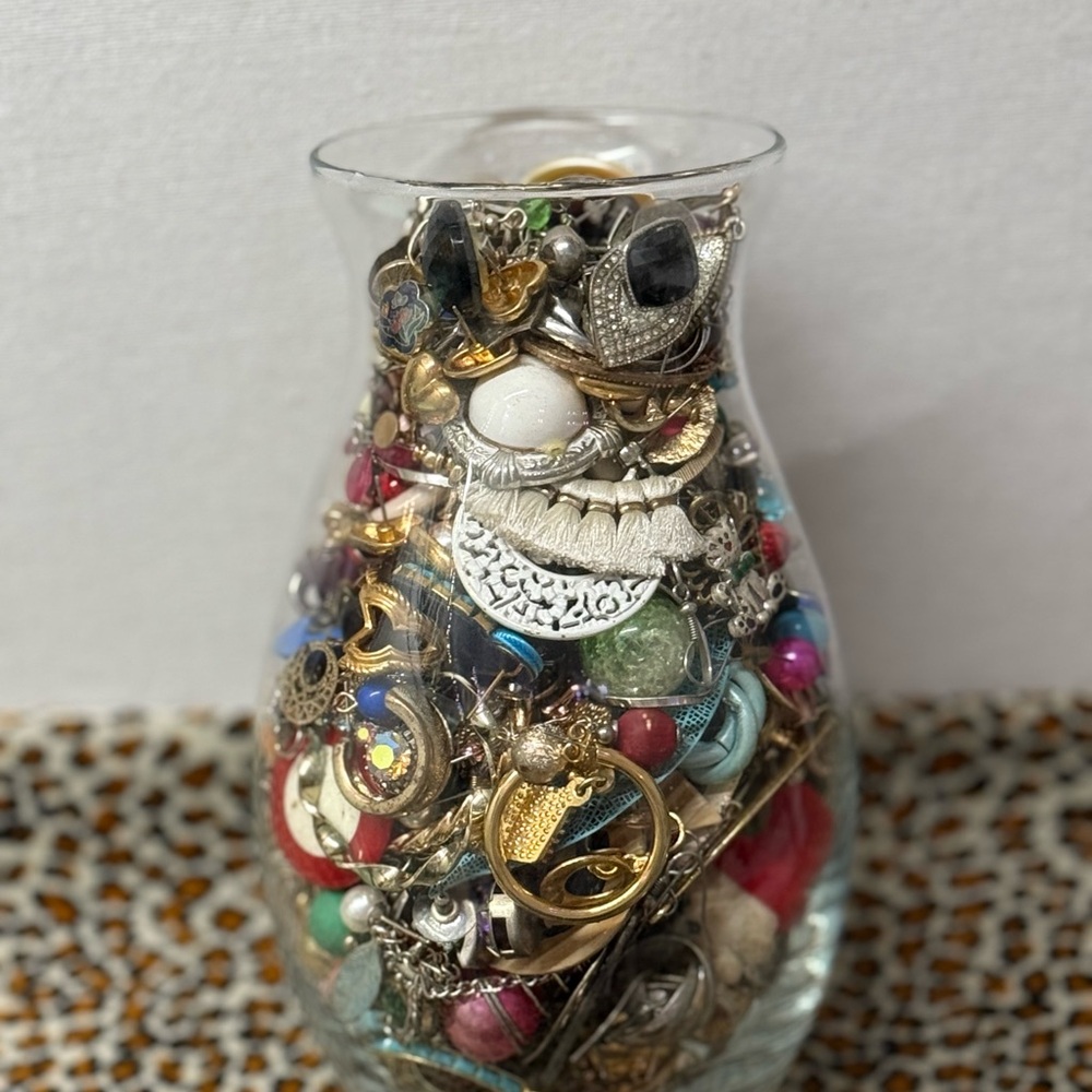 3.6 Lb (including jar/vase ) of unmatched Crafter’s lot of Earrings 👂💎 - Picture 6 of 9